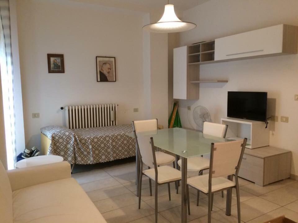 New Prophet Bed & Breakfast Cattolica Bagian luar foto